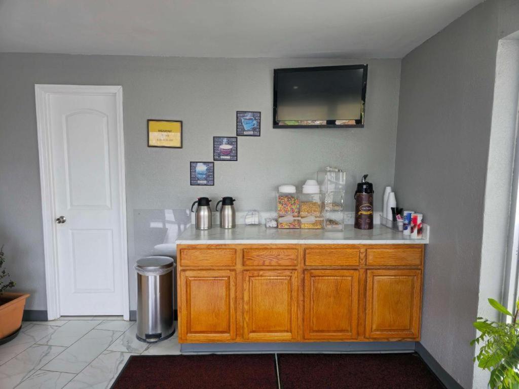 Americas Best Value Inn Elizabethtown Exterior photo